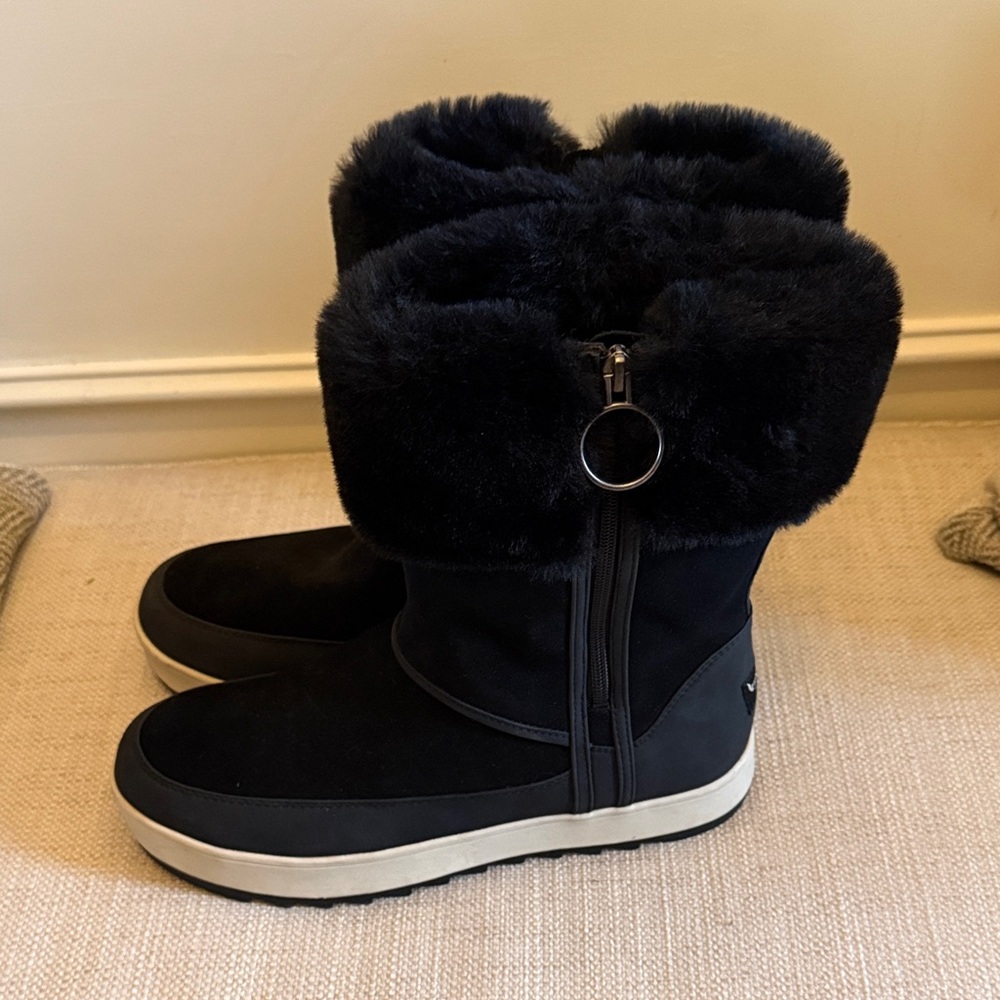 NWOT Koolaburra Black and Cream Winter Boots